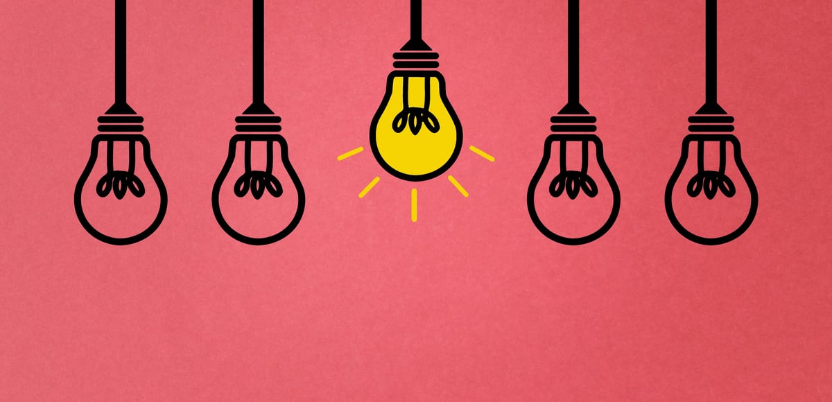 Una serie de focos, con uno solo iluminado con claridad sobre los demás