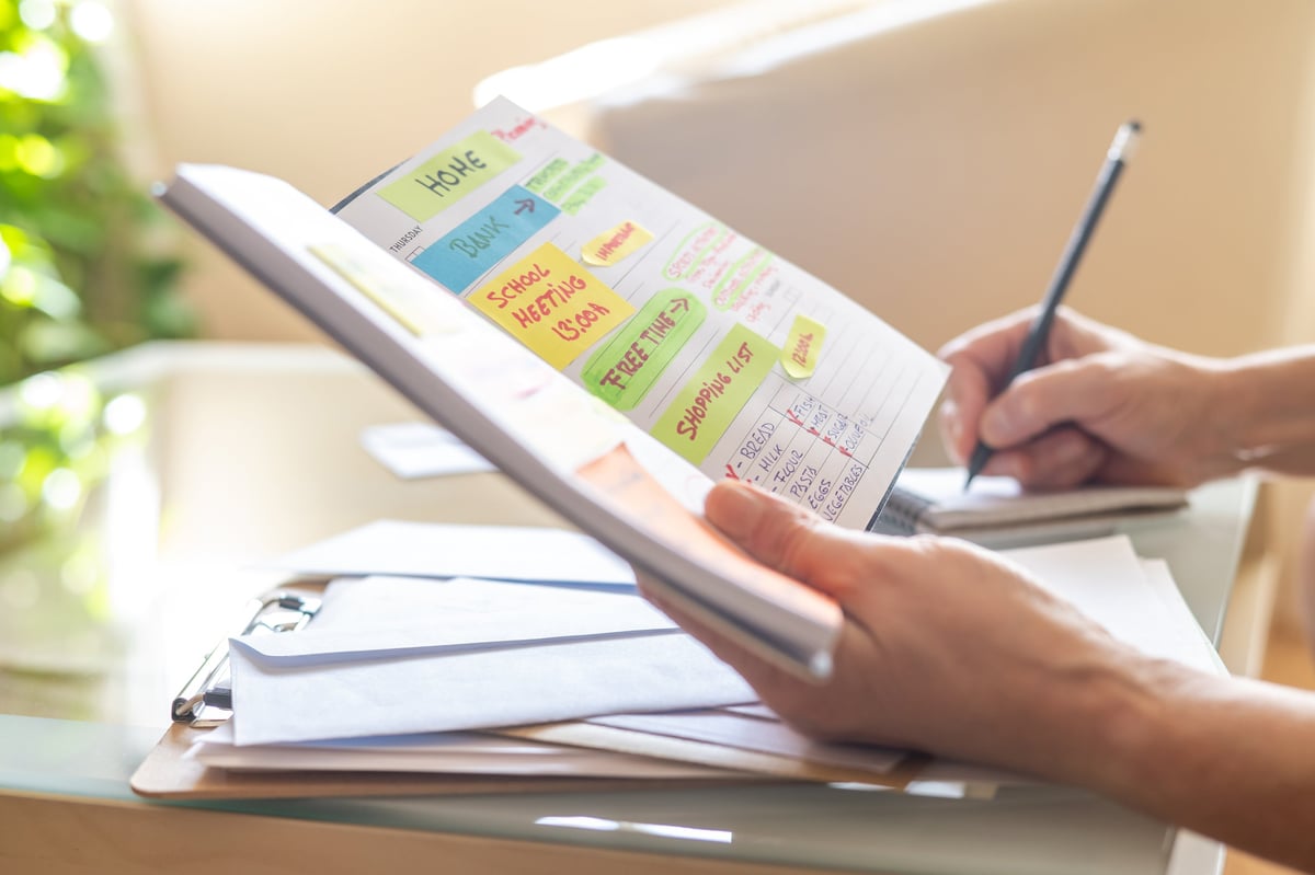 Una profesional organizando sus prioridades en una libreta, con notas y un plan claro por delante